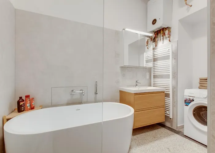 Heart Of Old Town Comfy 2bdr 2bath Apartment