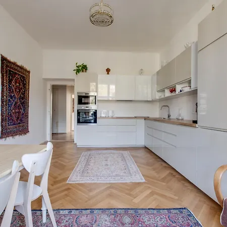 Heart Of Old Town Comfy 2bdr 2bath Apartment