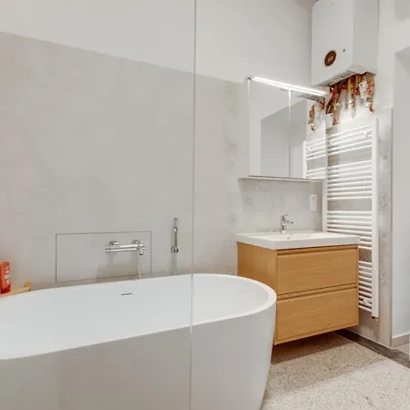 Heart Of Old Town Comfy 2bdr 2bath Apartment